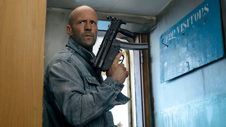 Jason Statham brandit une mitrailleuse dans le rôle de Cole Reed dans Mutiny