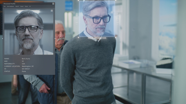 Contrôle avancé de reconnaissance faciale dans un aéroport.
