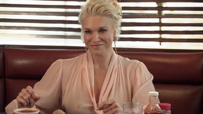 Rebecca sourit dans un restaurant barbecue dans la saison 4 de Ted Lasso
