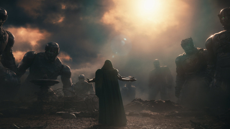 Robert Downey Jr. dans le rôle du Docteur Doom levant une armée de Sentinelles dans Avengers : Doomsday