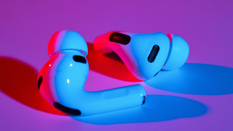 Une photo d’Apple AirPods 3 avec un fond coloré