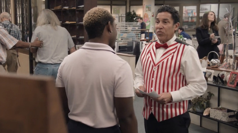 Oscar Martinez (Oscar Nuñez) parle au gardien Bennett dans un bureau dans The Paper Saison 2
