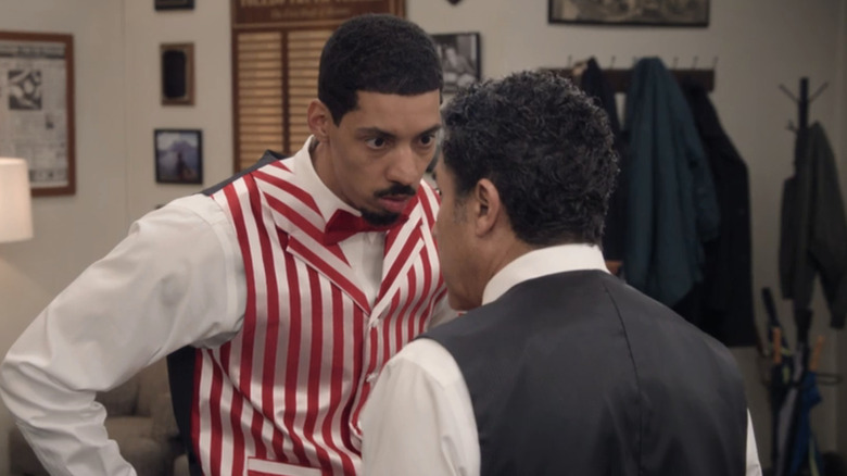 Detrick (Melvin Gregg) regarde sévèrement Oscar (Oscar Nuñez) dans The Paper Saison 2