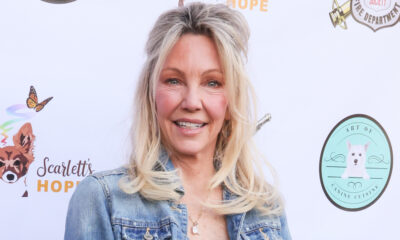 Le look bleu marine de la mère de la mariée de Heather Locklear est parfait à copier pour les femmes plus âgées