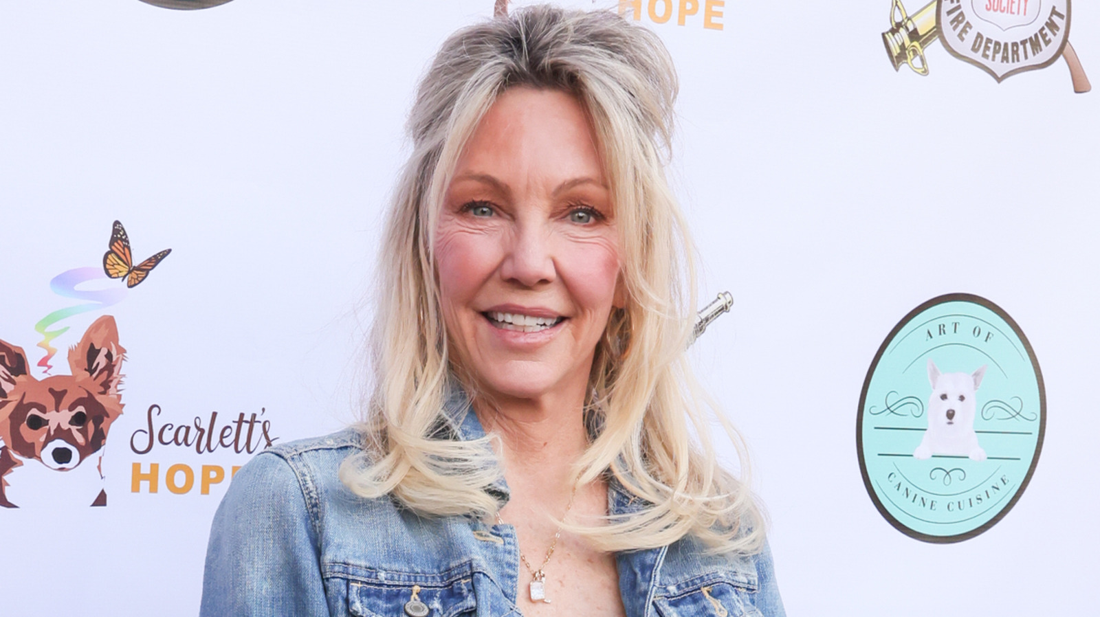 Le look bleu marine de la mère de la mariée de Heather Locklear est parfait à copier pour les femmes plus âgées