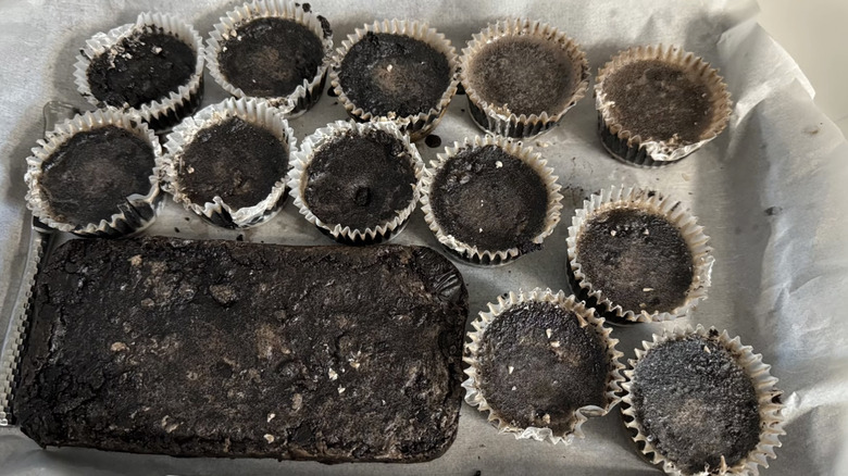Des rondelles d'allume-feu au marc de café dans des supports à cupcakes et des briques d'un moule à pain