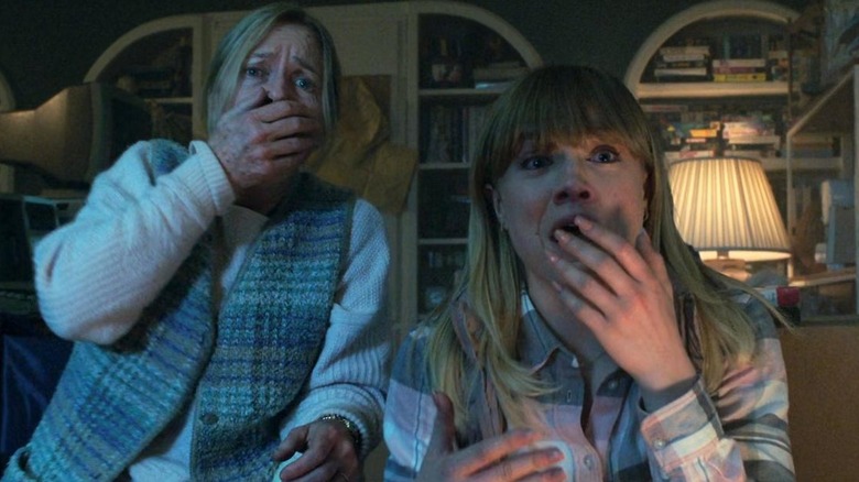 Susanna Thompson dans le rôle de Jeanne et Maddie Hasson dans le rôle de Sydney haletant devant la télé dans Malignant