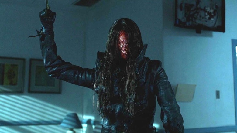 Gabriel brandissant un couteau dans Malignant
