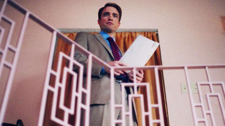 Chris Hansen de Robert Pattinson regarde une rampe contenant des fichiers à Primetime