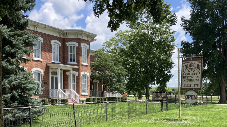 La façade à l'italienne du musée historique du comté de Humboldt, près de Humboldt, Iowa