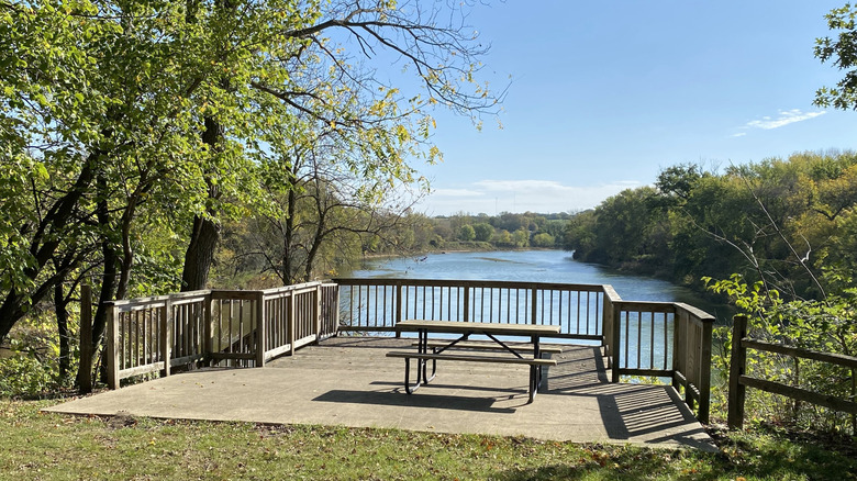 Tables de pique-nique surplombant la rivière dans le parc national Frank A. Gotch à Humboldt, Iowa