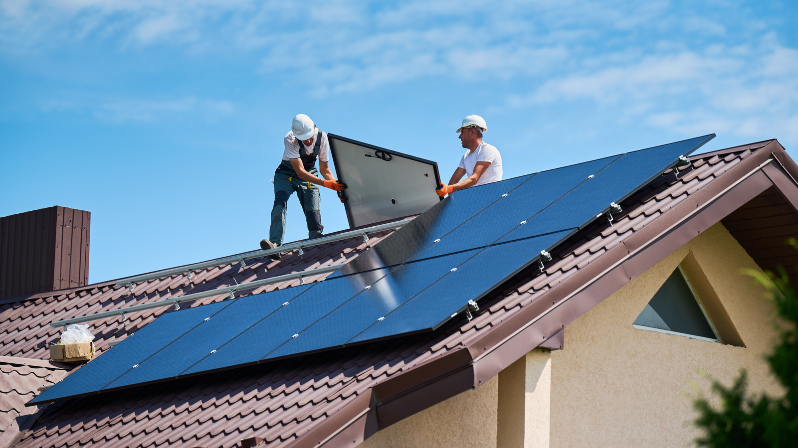 Les panneaux solaires doivent-ils être plats ou inclinés ?