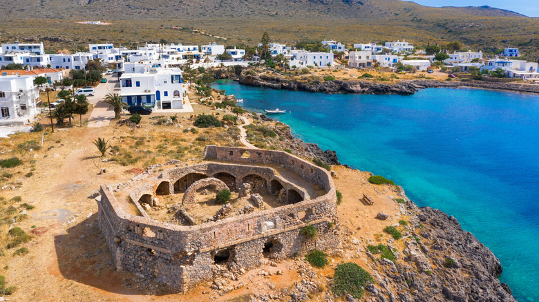 une photo aérienne du château d'Avlemonas et de l'eau de mer bleu vif