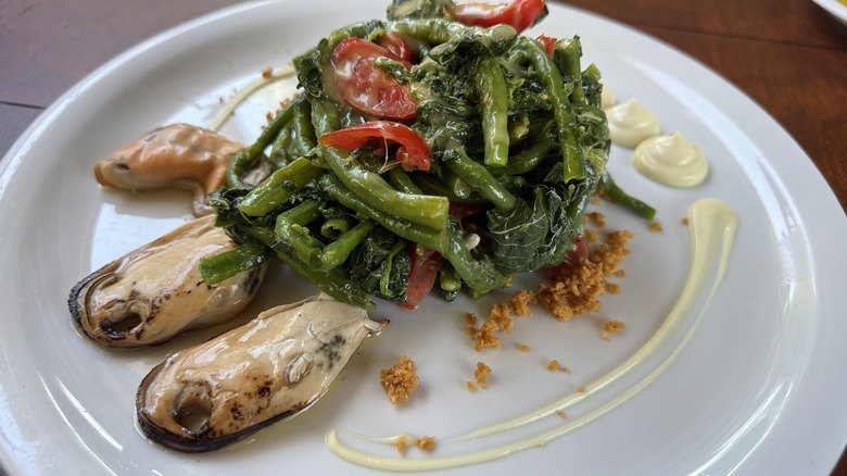 une assiette de moules et de légumes verts