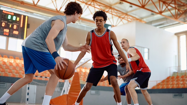 Joueurs de basket sur le terrain
