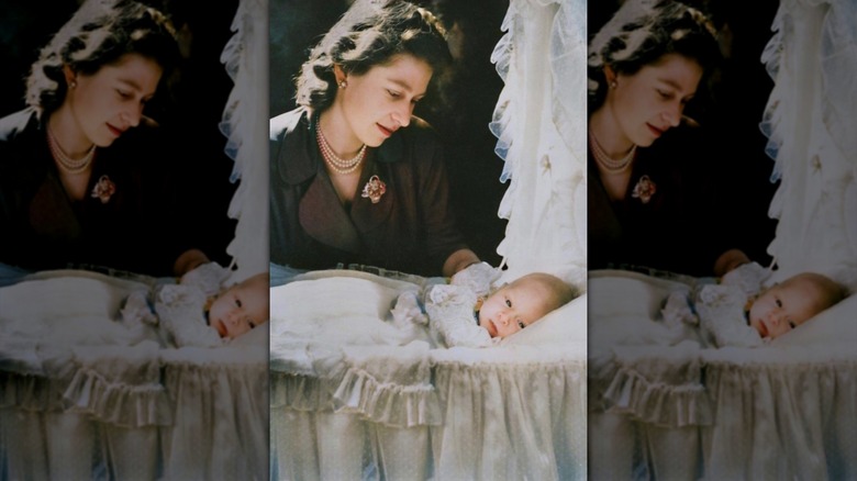 La reine Elizabeth II avec le prince Charles en 1948