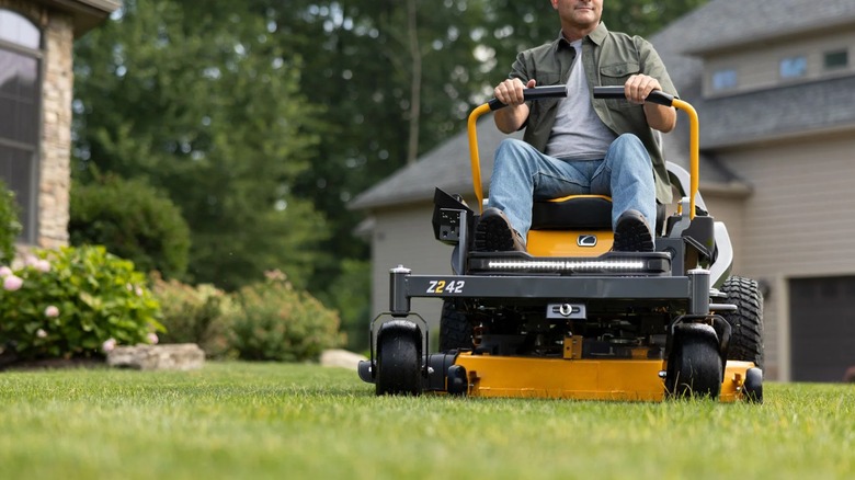 Paysagiste tondant la pelouse avec la tondeuse à rayon de braquage zéro Cub Cadet
