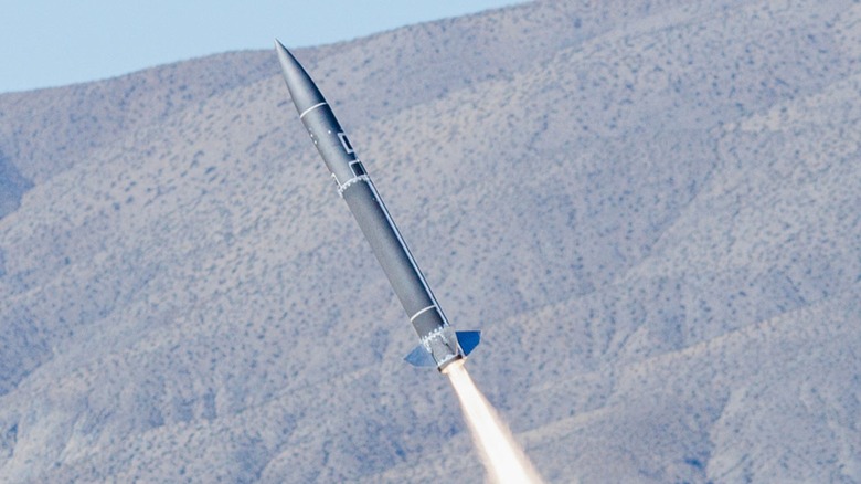 Un vol d'essai du missile hypersonique Barbe Noire dans le désert avec fond de montagne