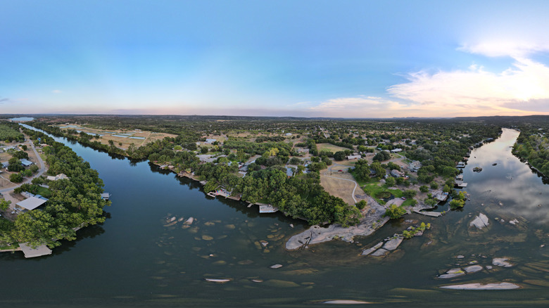 Cours d'eau et flore du lac LBJ au Texas