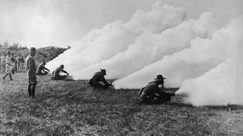 Soldats libérant de la fumée provenant de cylindres chimiques à l'école du service de guerre chimique de l'armée à Edgewood Arsenal dans le Maryland