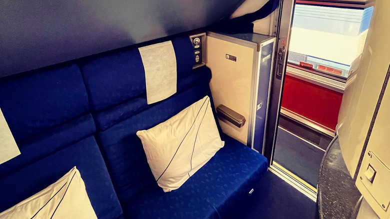 Deux sièges installés avec des oreillers dans une chambre Amtrak