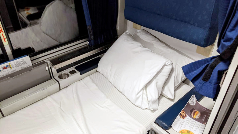 Un lit installé dans la chambre d'un train Amtrak