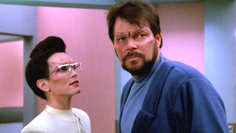 Lanel regarde Riker avec admiration dans Star Trek : la nouvelle génération