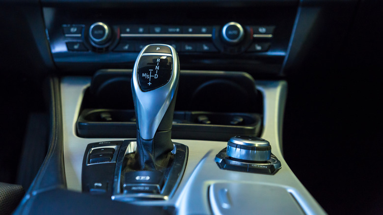 Pommeau de levier de vitesse de transmission automatique typique dans une voiture moderne