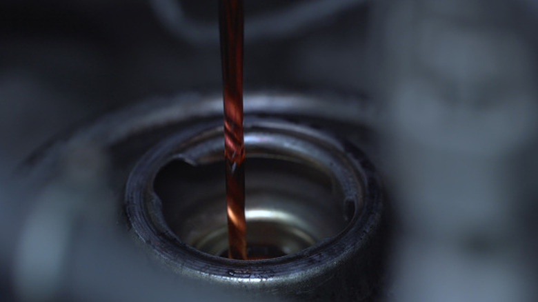 Liquide de transmission versé dans le port ouvert