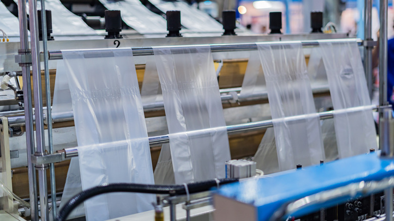 Machine de fabrication de sacs en plastique