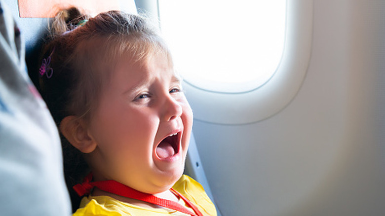 bébé pleure dans l'avion