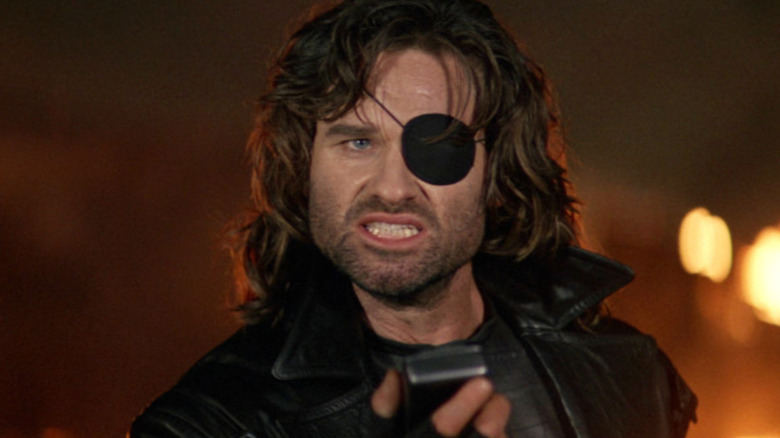 Snake Plissken tenant un talkie-walkie dans Escape from LA