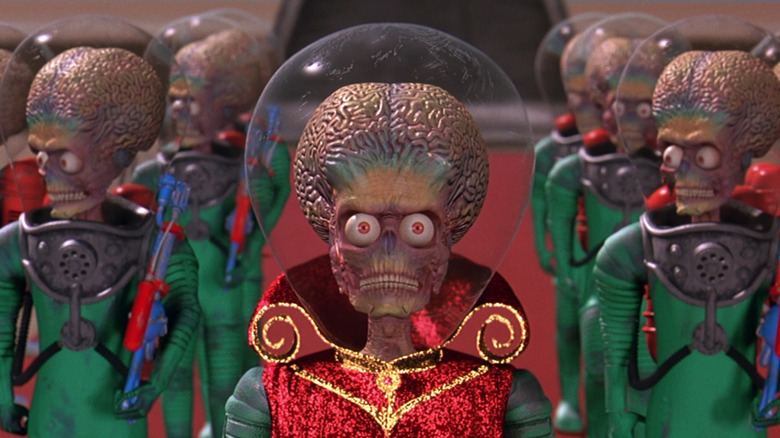 Un commandant martien entouré de soldats dans Mars Attacks !