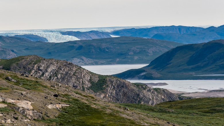 Collines du Groenland avec de petits glaciers en train de fondre dans leurs nadirs