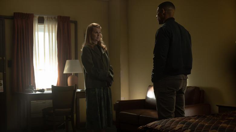 Lianna de Laura Linney se tient dans une chambre de motel en face de John Stewart d'Aaron Pierre dans Lanterns