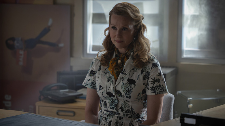 Lianna de Laura Linney se tient dans une chambre de motel dans Lanterns