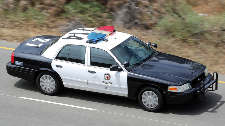 Voiture de police Crown Victoria Interceptor roulant sur une route