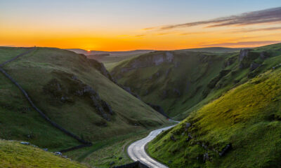 Niché dans le parc national de Peak District se trouve un village pittoresque avec des grottes uniques, des promenades dans la nature et un château pittoresque.