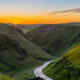 Niché dans le parc national de Peak District se trouve un village pittoresque avec des grottes uniques, des promenades dans la nature et un château pittoresque.
