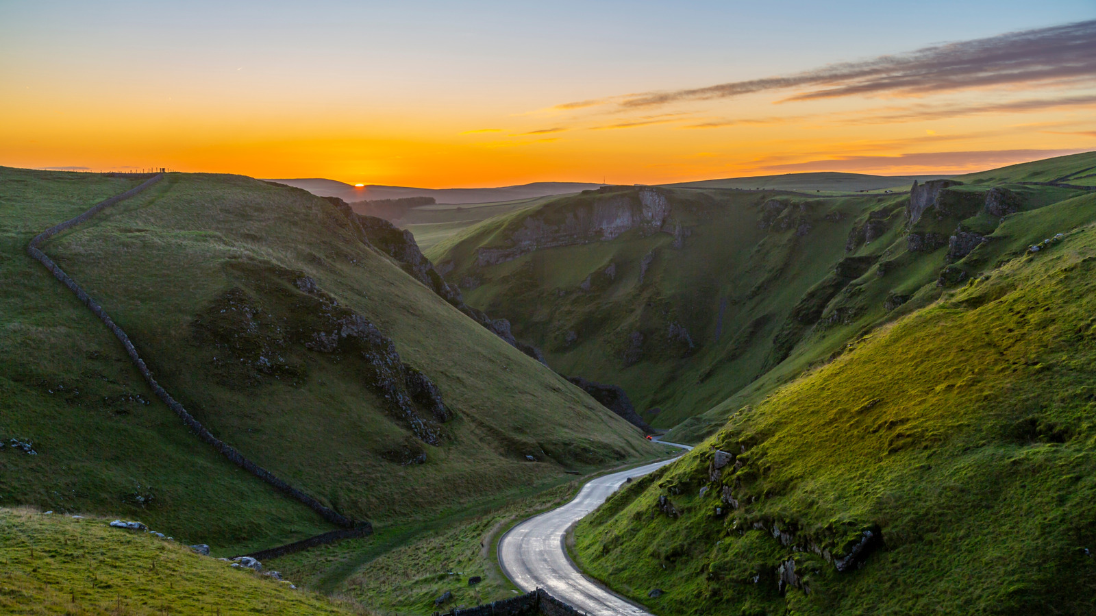 Niché dans le parc national de Peak District se trouve un village pittoresque avec des grottes uniques, des promenades dans la nature et un château pittoresque.