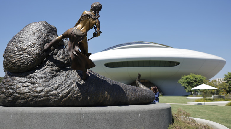 Leia étranglant la sculpture de Jabba au Lucas Museum.