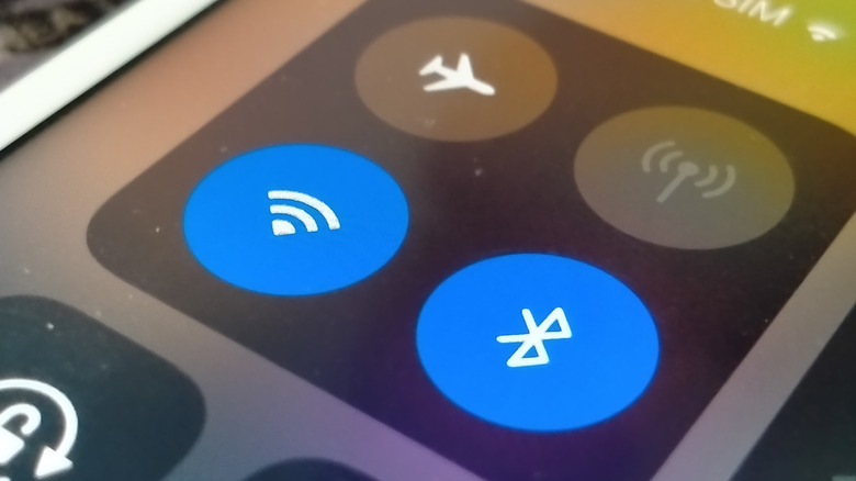 Logos Wi-Fi et Bluetooth sur un écran de réglage rapide d'iPhone