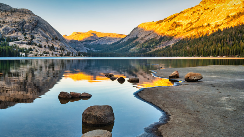 Lac Tenaya, entouré de montagnes de granit et de pins et baigné de soleil doré