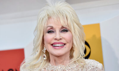 Comment l'enfance difficile de Dolly Parton l'a aidée à renverser le récit de la « Dumb Blonde »