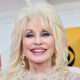 Comment l'enfance difficile de Dolly Parton l'a aidée à renverser le récit de la « Dumb Blonde »