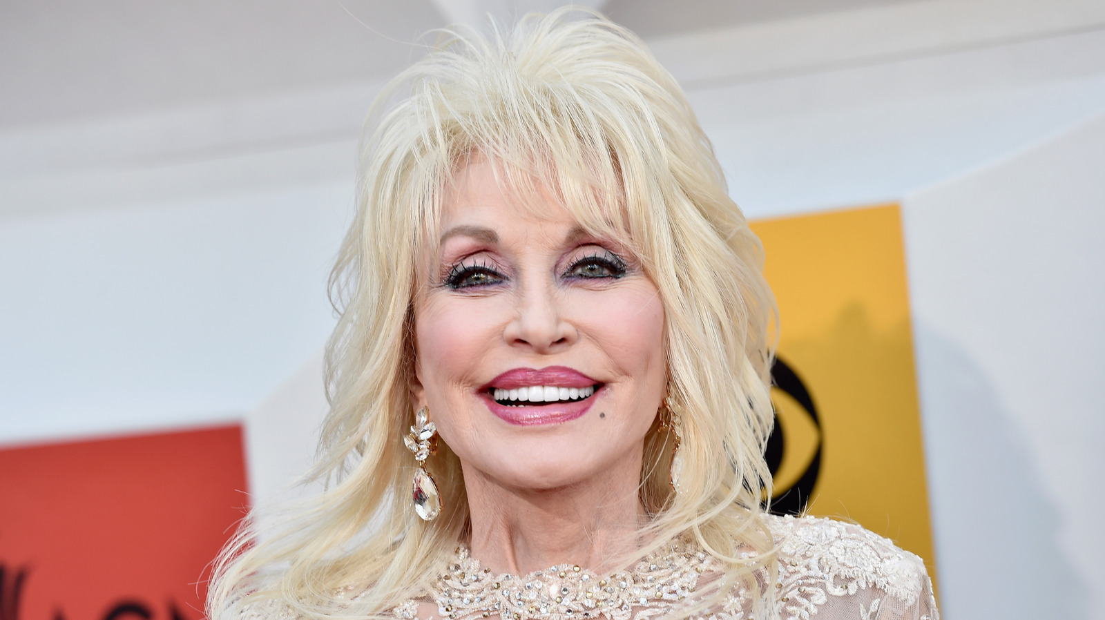 Comment l'enfance difficile de Dolly Parton l'a aidée à renverser le récit de la « Dumb Blonde »