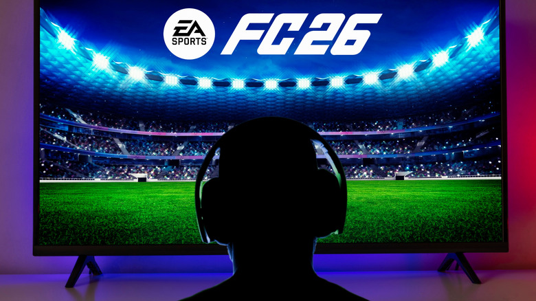 Vue d'une silhouette de joueur avec un casque devant un téléviseur affichant FC 26 par EA Sports