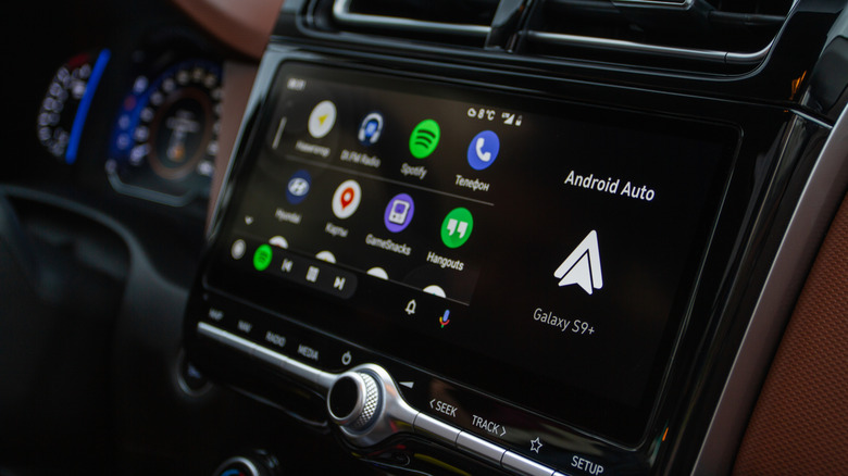 Interface Android Auto dans une voiture.