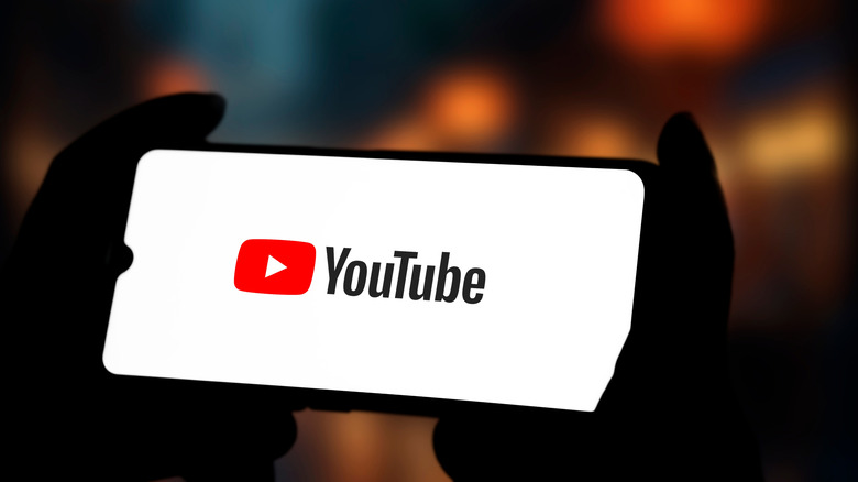 Logo YouTube sur un téléphone.