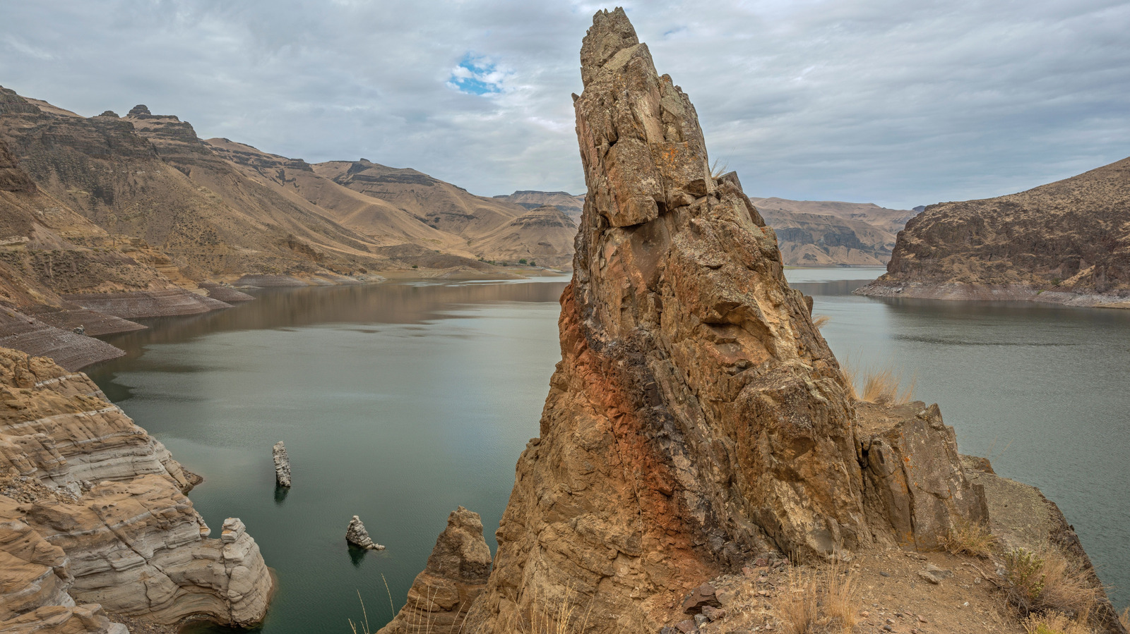 Le plus grand lac artificiel de l'Oregon est un paradis en plein air avec des montagnes pittoresques et un parc d'État
